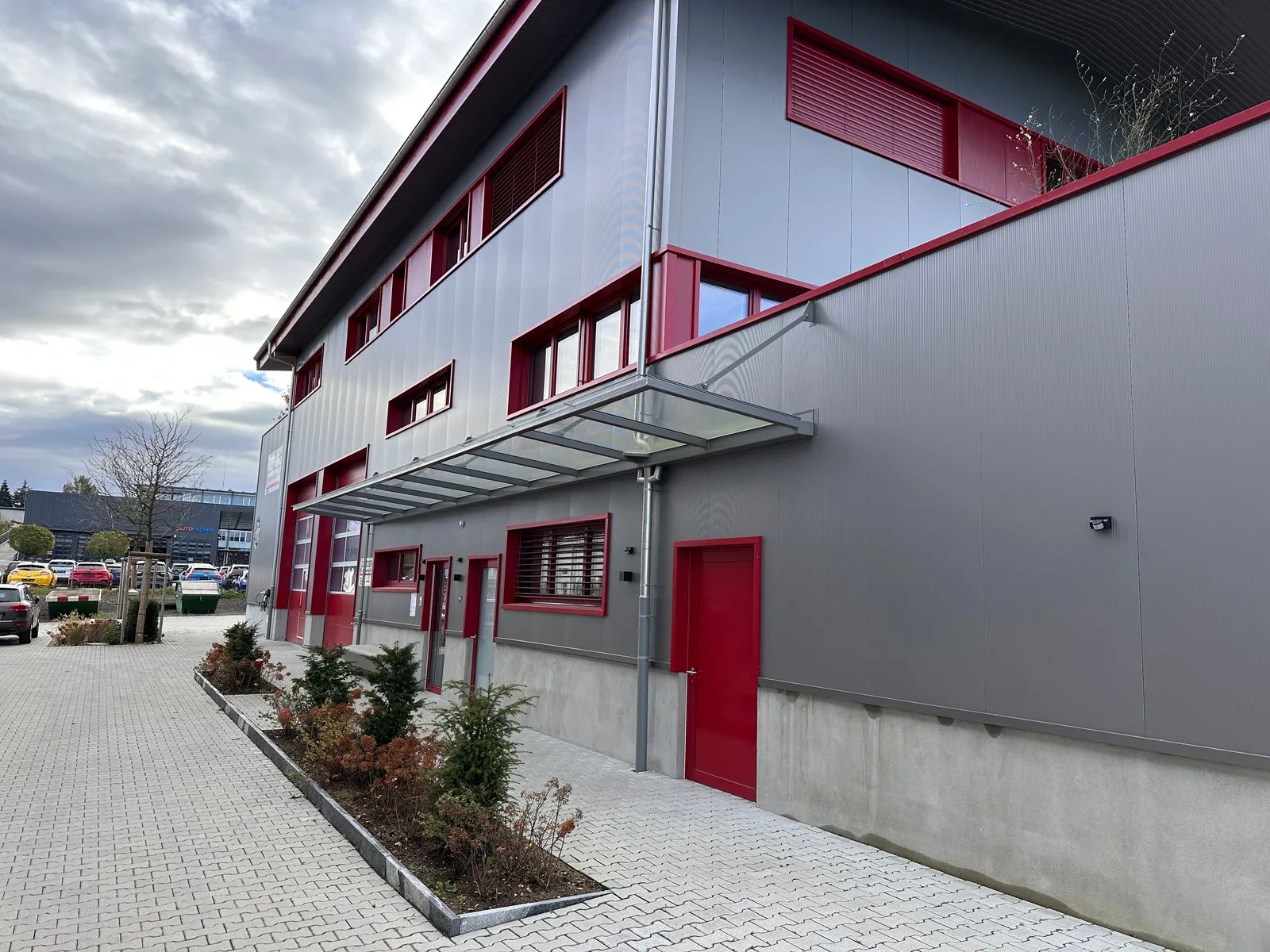 Betriebsbau Ettingen — Eingangsbereich mit Vordach