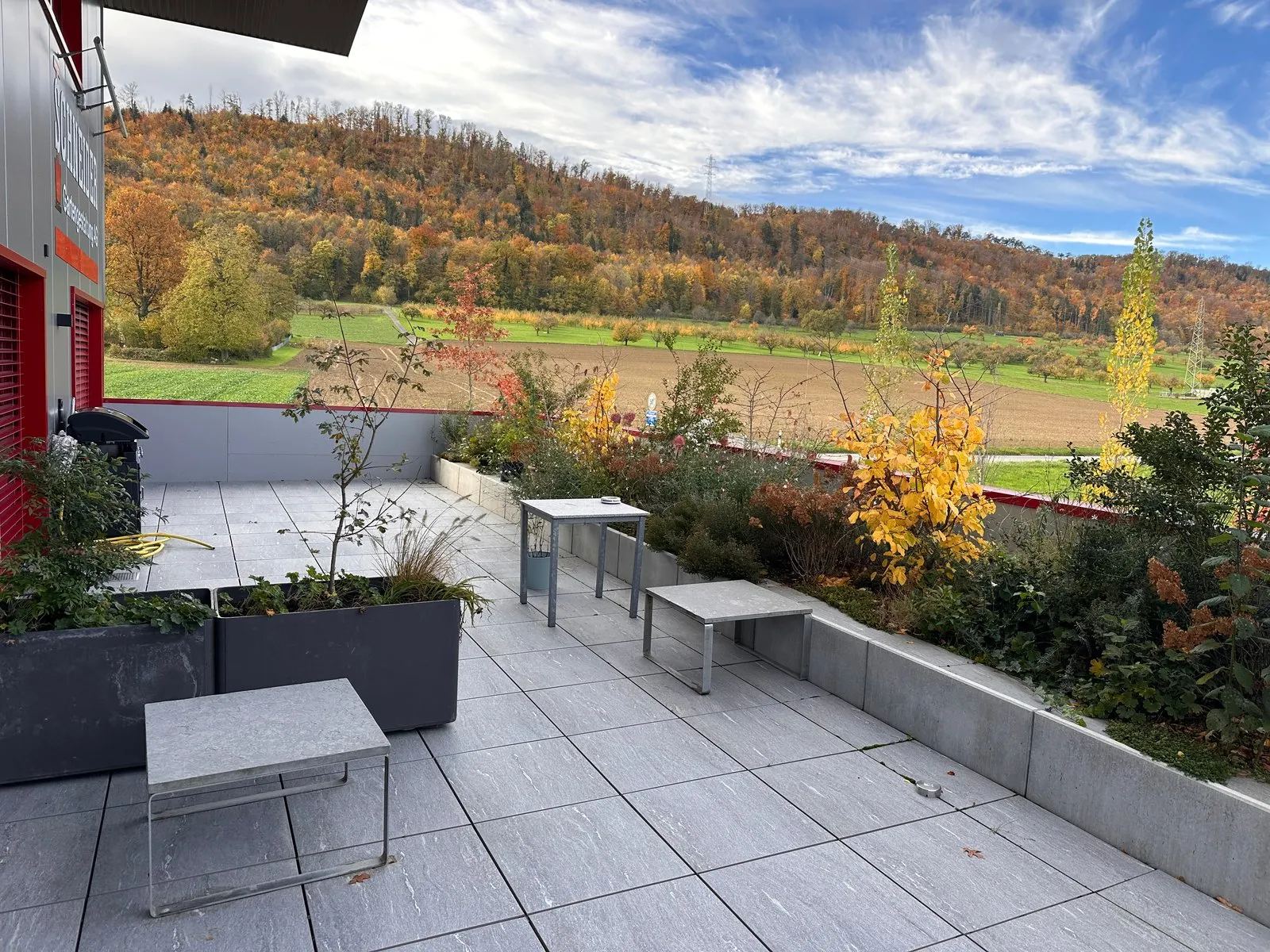 Betriebsbau Ettingen — Dachterrasse mit Herbstpanorama