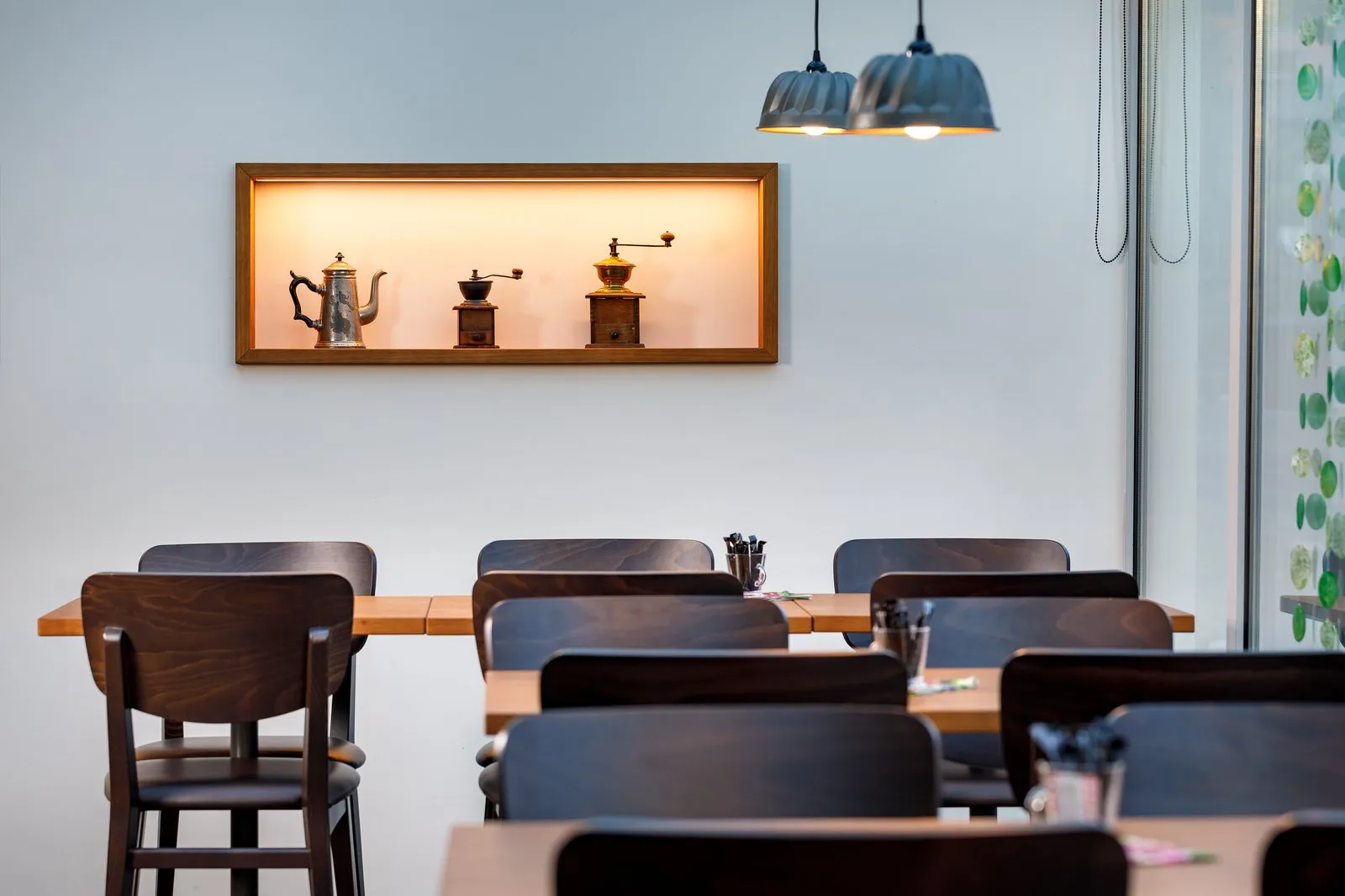 Cafe Gut — Detail Sitzbereich mit Vitrine