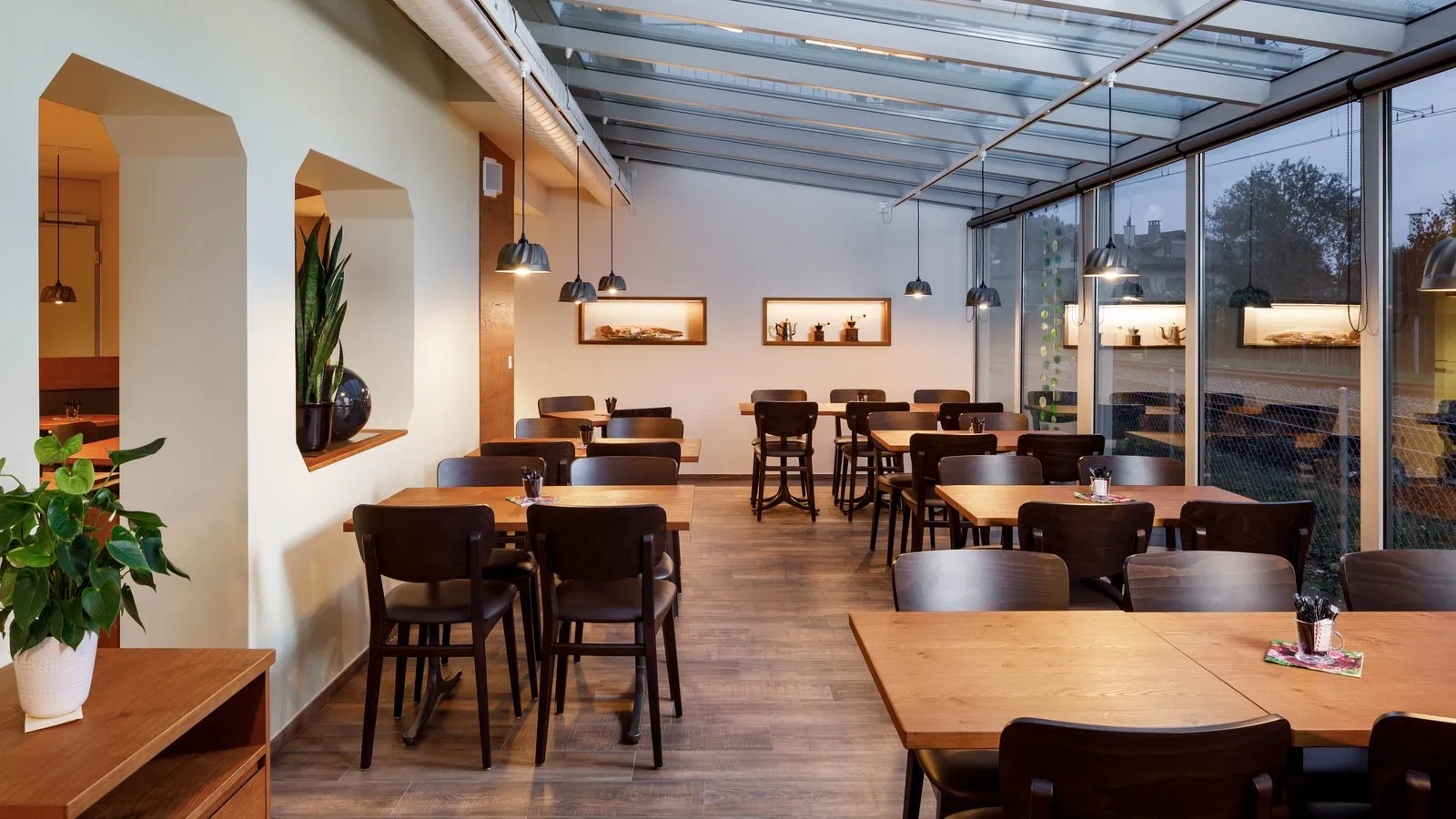 Cafe Gut Willisau — Gastraum mit Glasdach