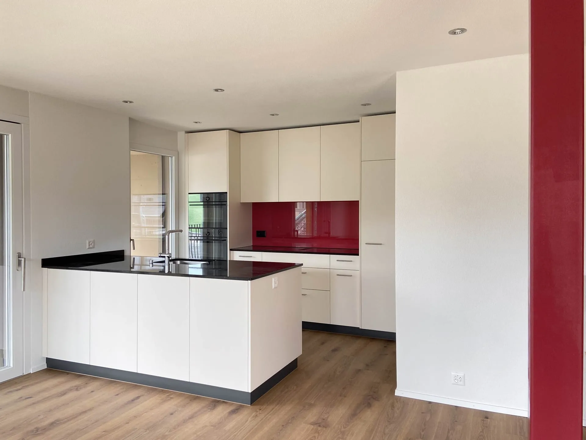 EFH Heller — moderne Küche mit Kochinsel