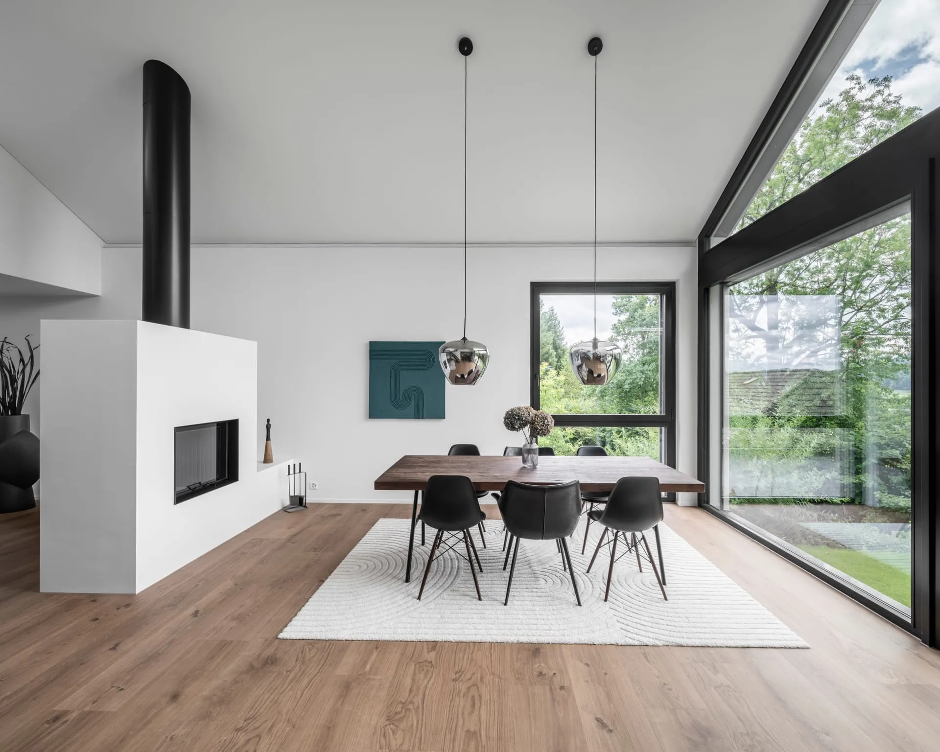 EFH Neuhof — offener Wohn- und Essbereich mit Cheminee und Glasfront