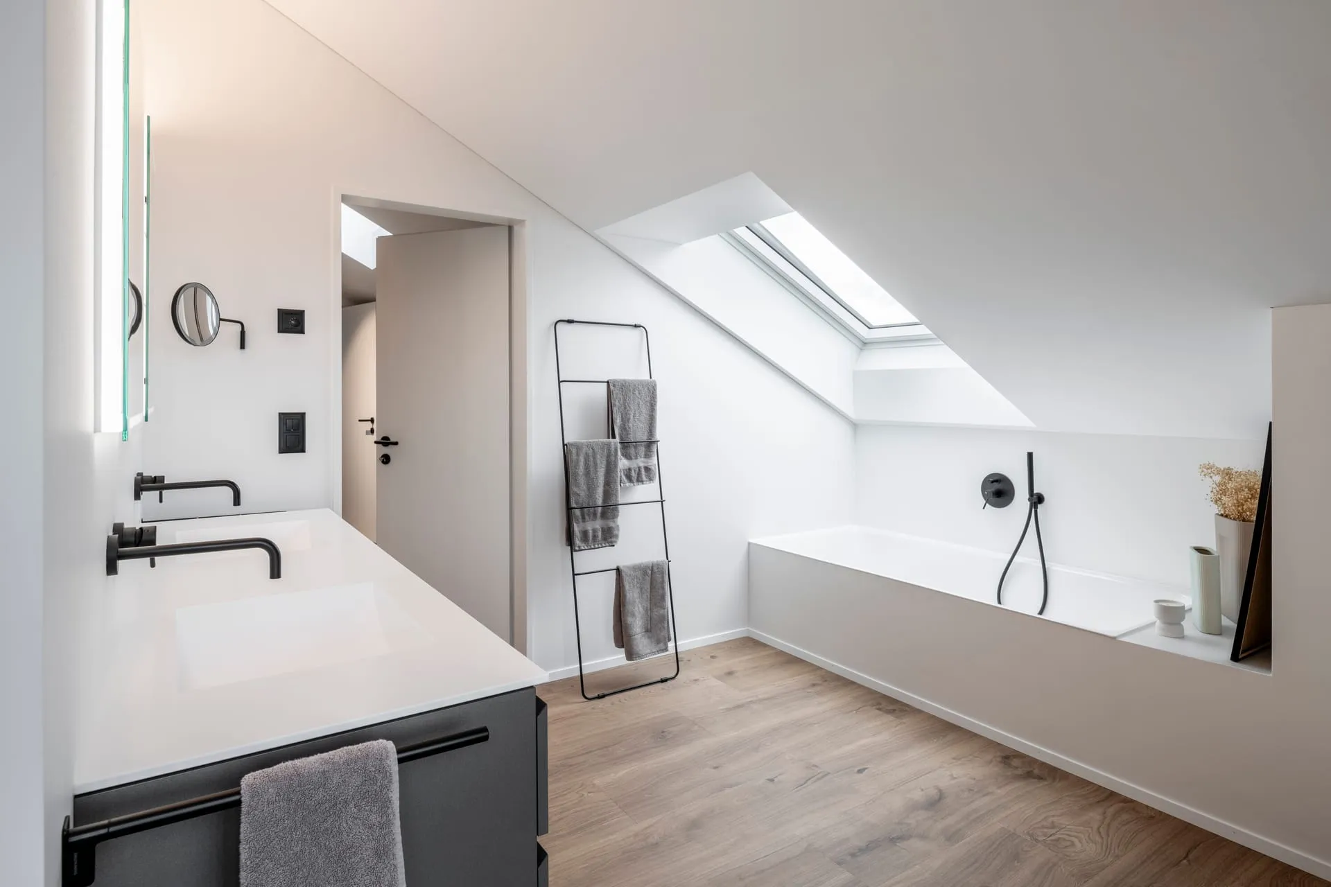 EFH Neuhof — Badezimmer mit Dachfenster