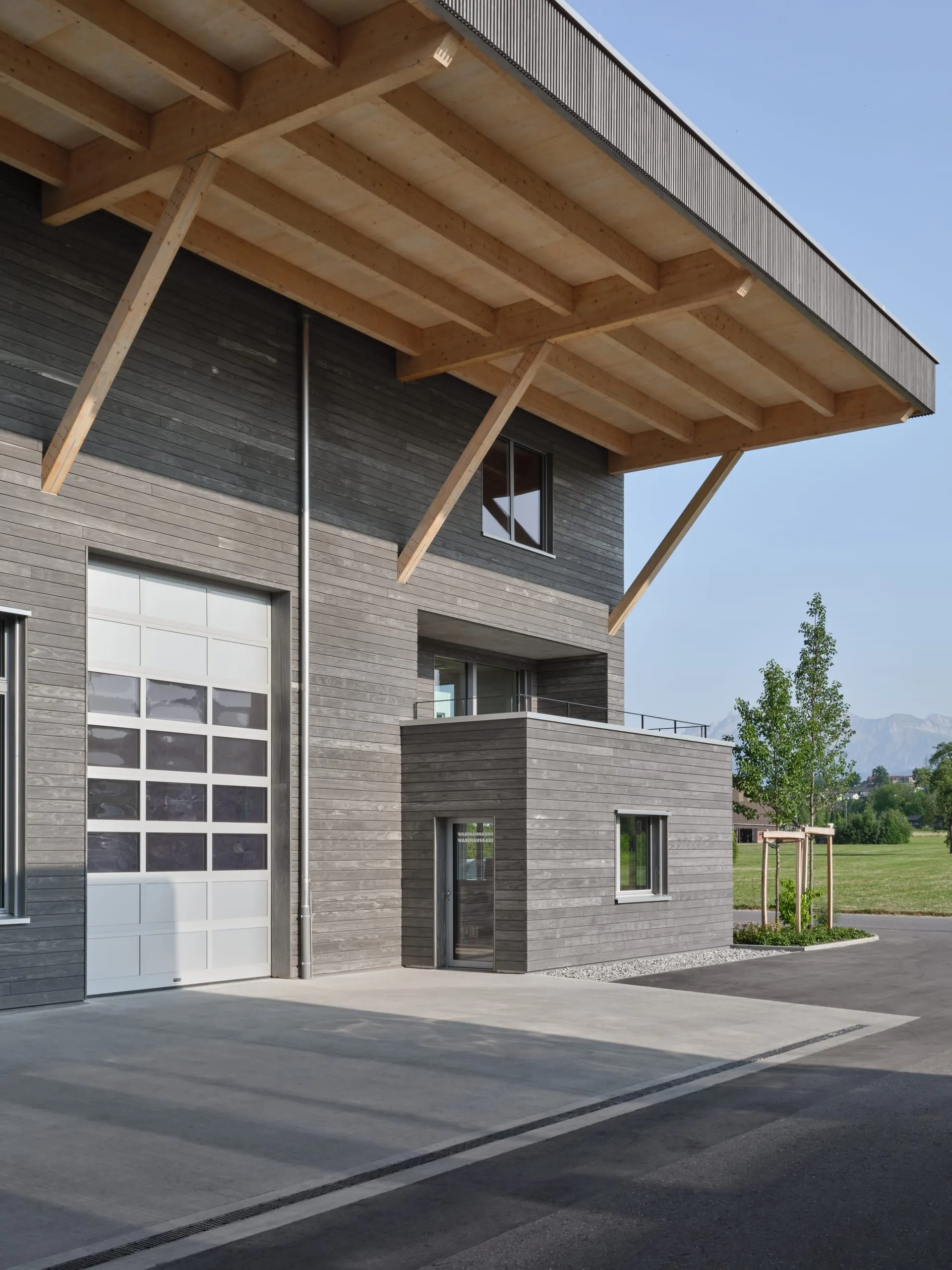 Holzpur AG — Eingangsbereich mit Vordach-Detail