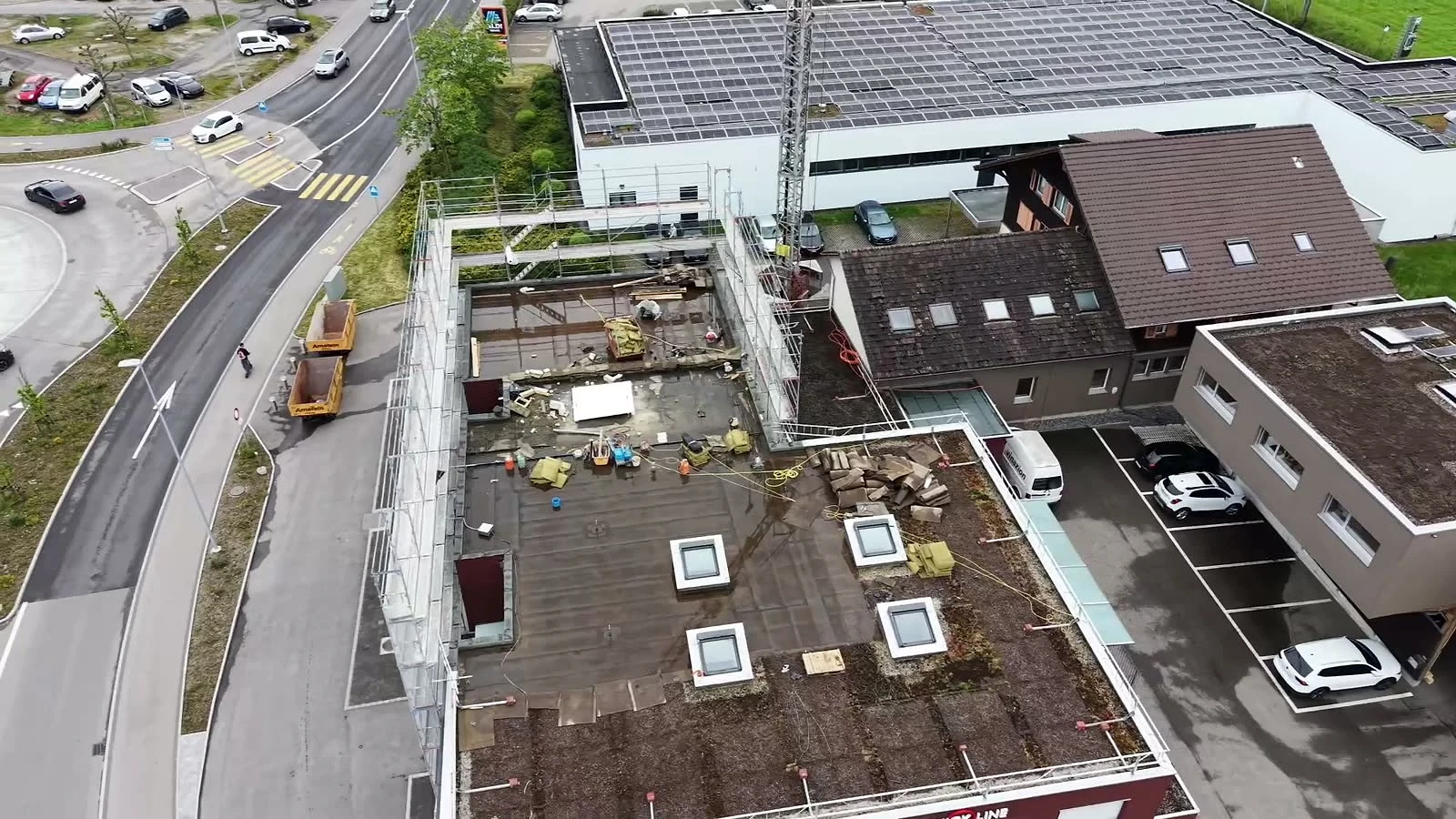Loosli Willisau — Drohnenaufnahme der Aufstockung in Bauphase