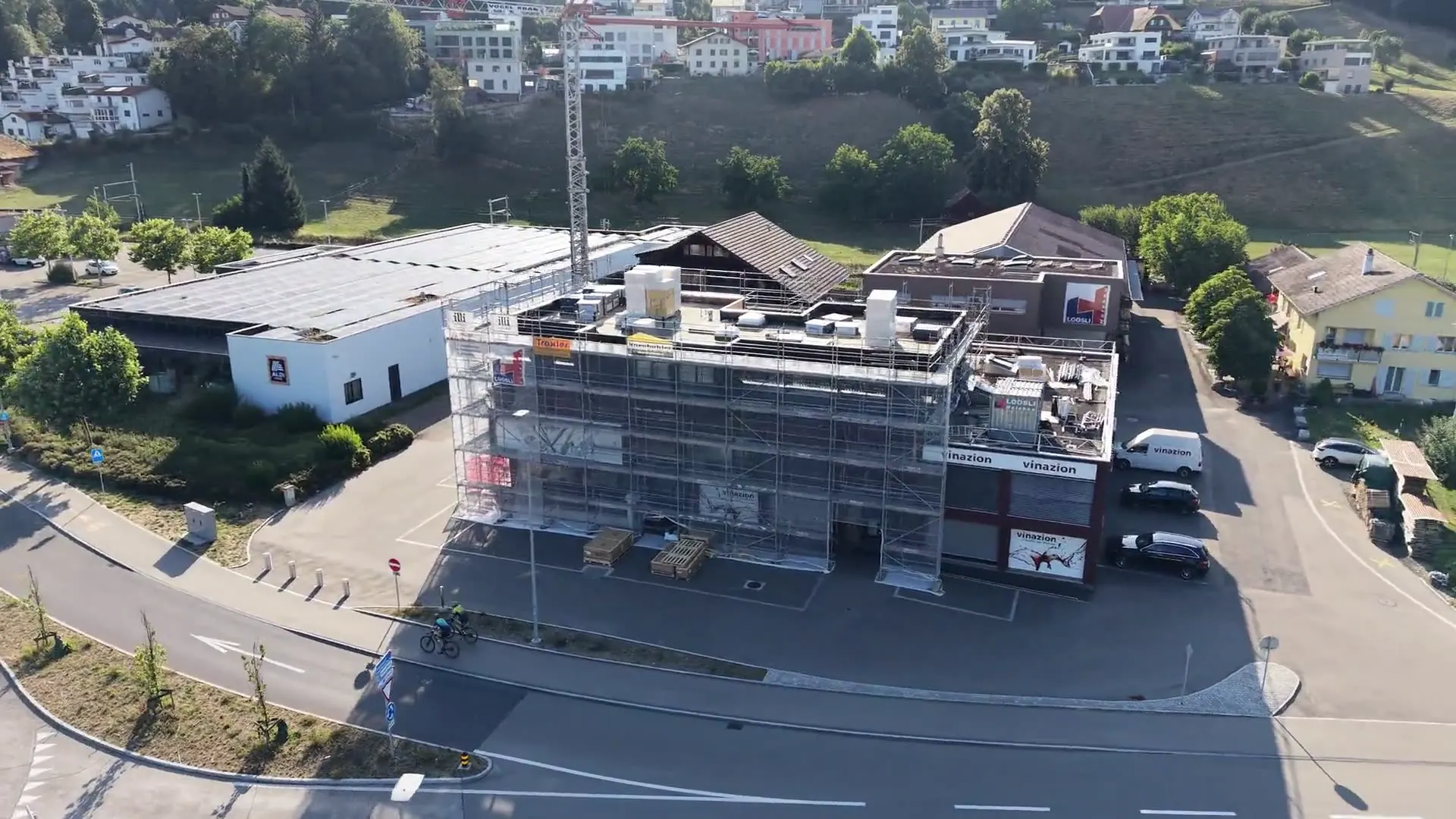 Aufstockung eines Gewerbegebäudes in Willisau — Luftaufnahme der Baustelle mit Gerüst