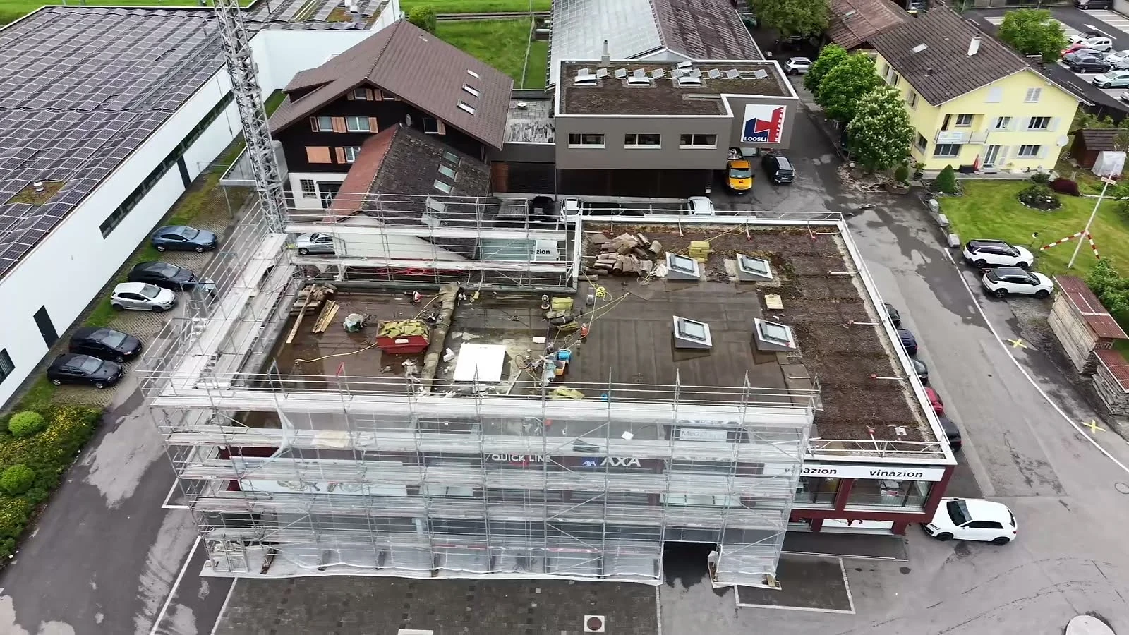 Aufstockung Gewerbegebäude Loosli, Willisau — Drohnenaufnahme Baustelle mit Gerüst