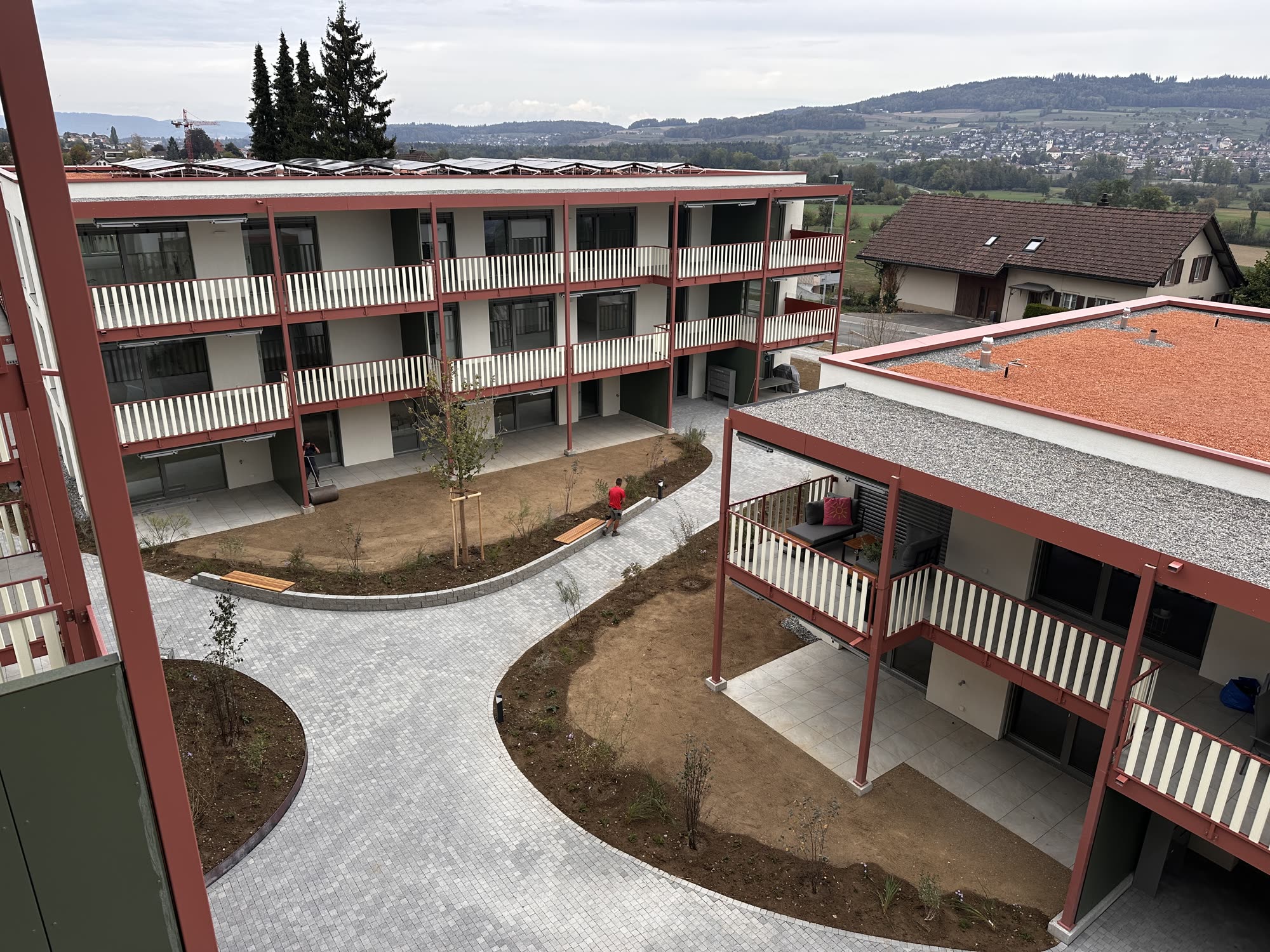 Seeluft Boniswil — Innenhof mit Wegen und Bepflanzung aus der Vogelperspektive