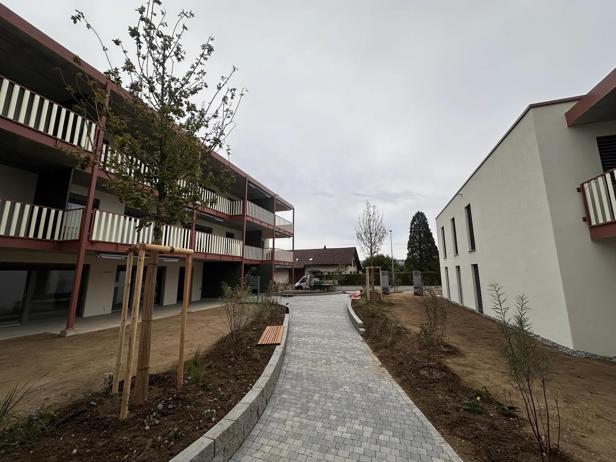 Seeluft Boniswil — Pflasterweg zwischen den Gebäuden