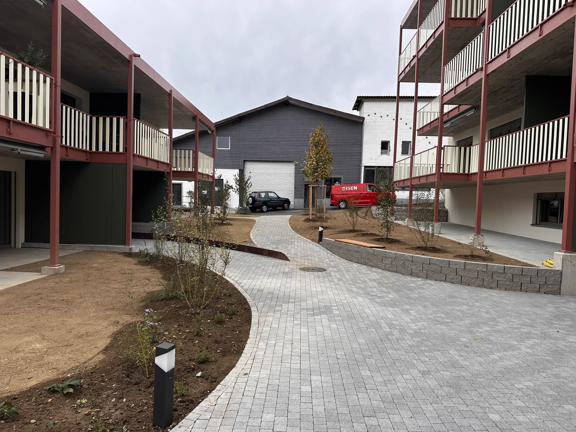 Seeluft Boniswil — Hofraum mit Beleuchtung und Sitzmauer