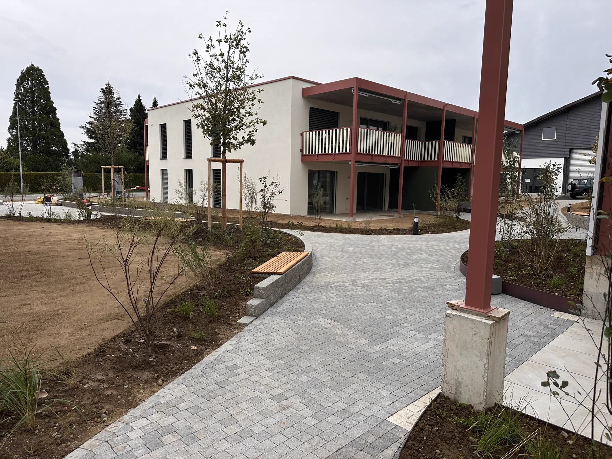 Seeluft Boniswil — Gebäudeecke mit Stahlstützen und Balkonen