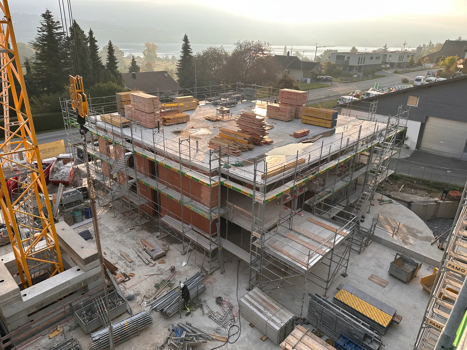 Seeluft Boniswil — MFH-Rohbau mit Hallwilersee im Hintergrund