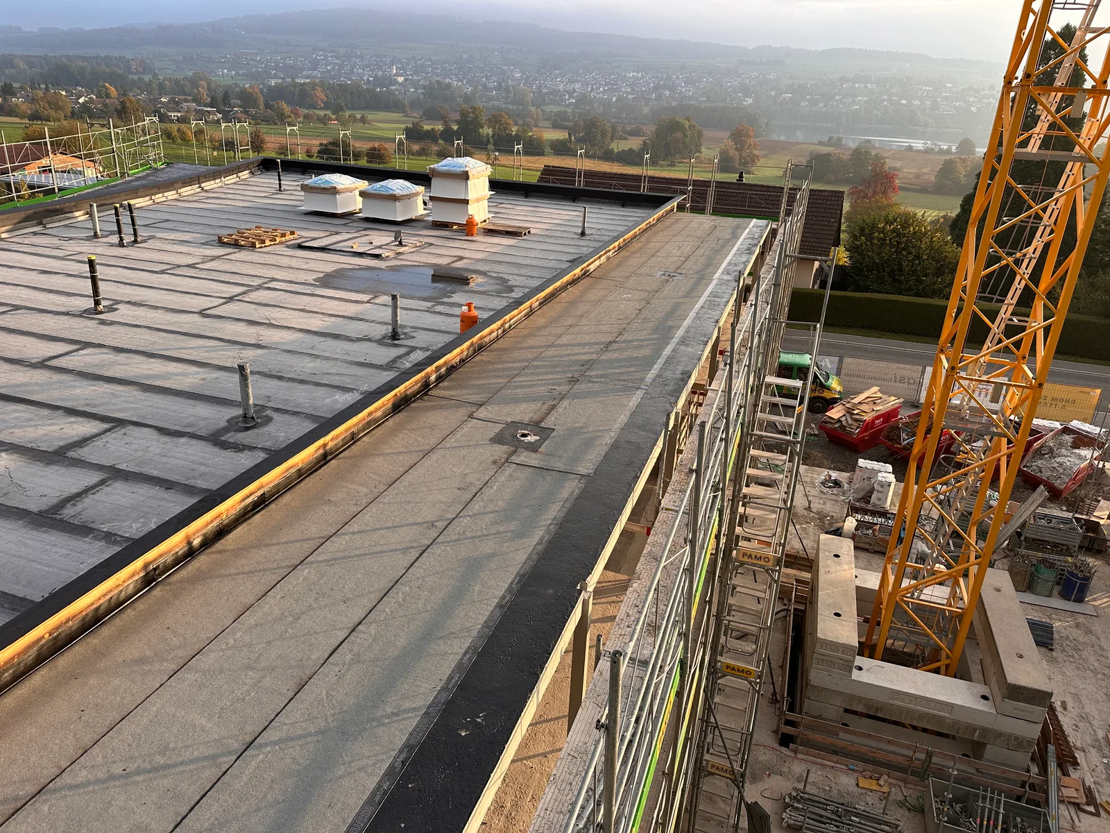 Seeluft Boniswil — Flachdach-Abdichtung mit Herbstpanorama