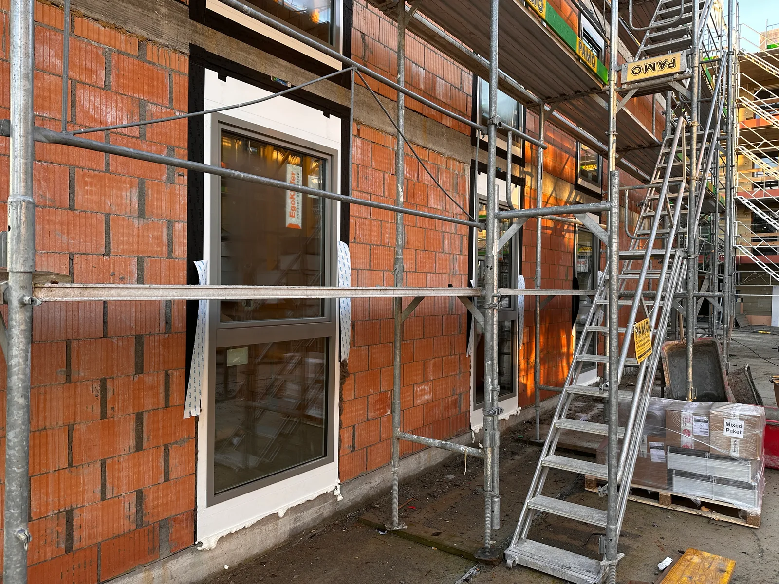 Seeluft Boniswil — Fassade mit Fenstern und Backsteinmauerwerk