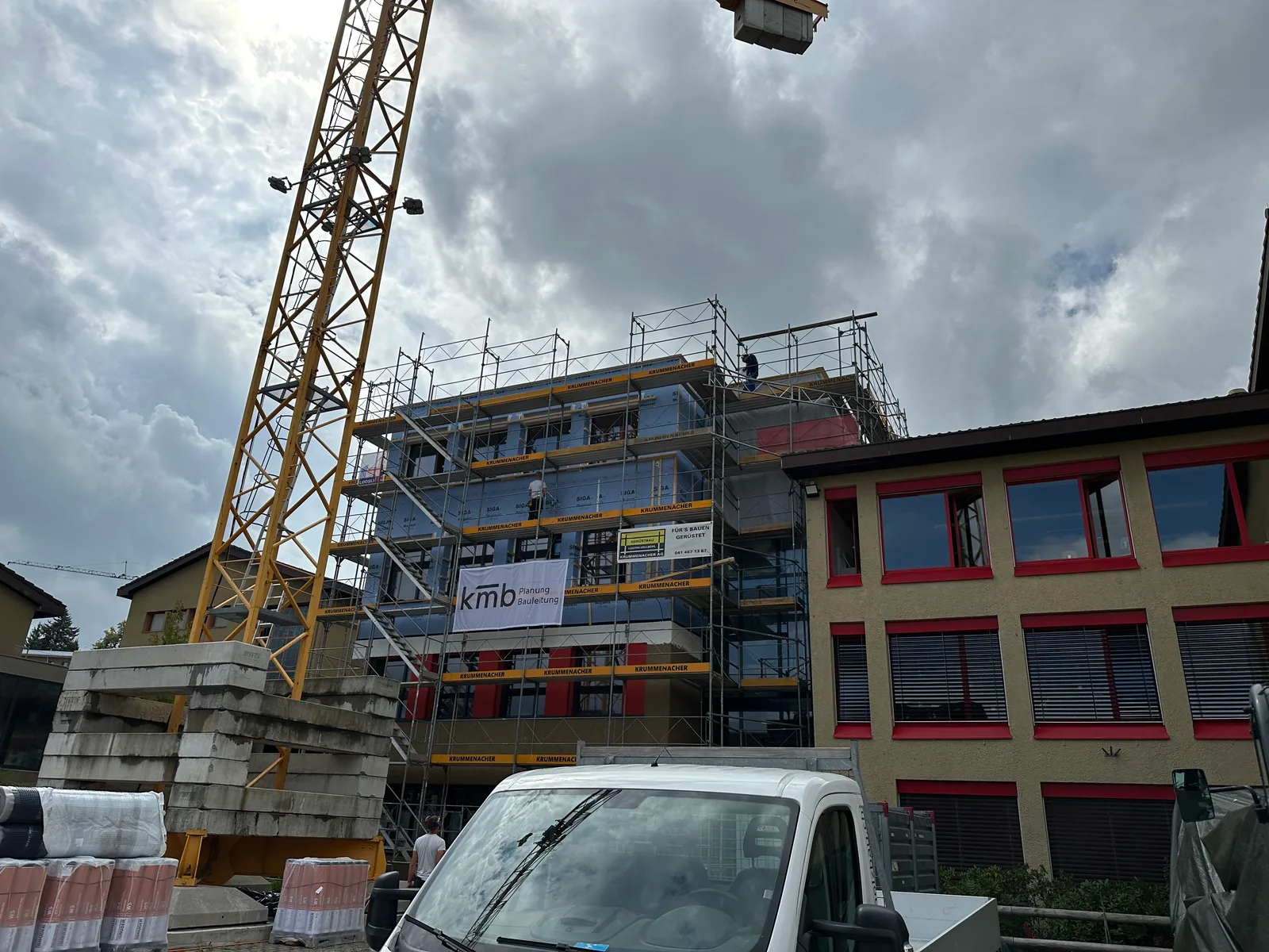 Sonneweid 2 — Baustelle mit Gerüst und kmb-Banner