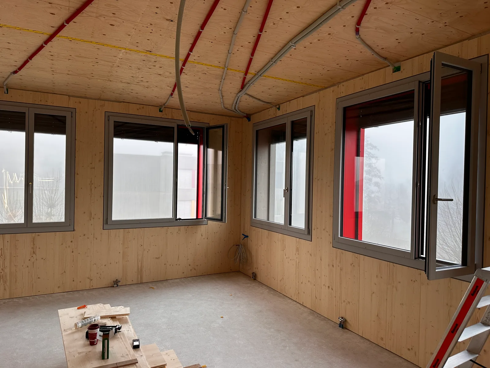 Sonneweid 2 — Innenraum mit sichtbarer Holzkonstruktion