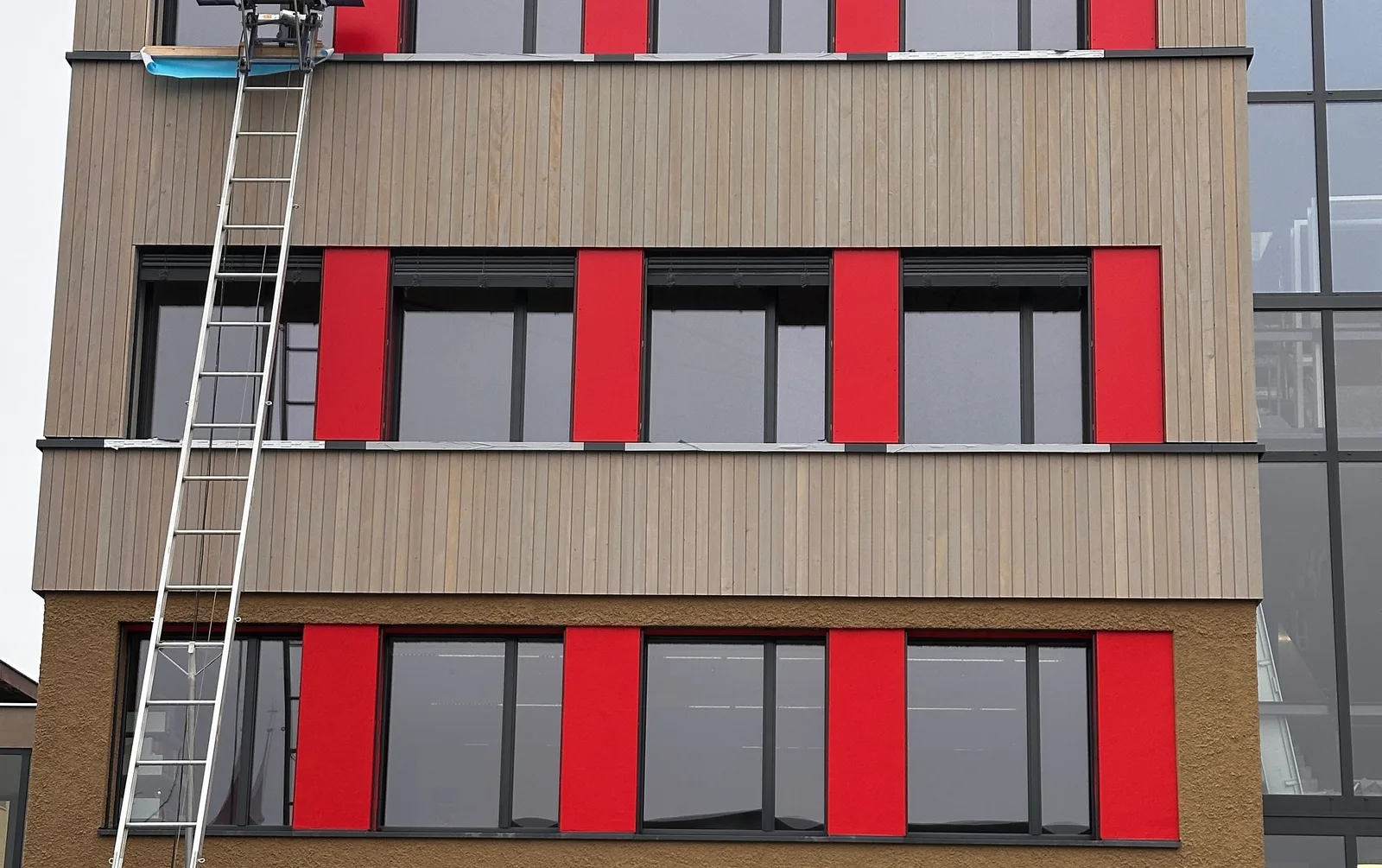 Sonneweid 2 — Fassade mit Holzverkleidung