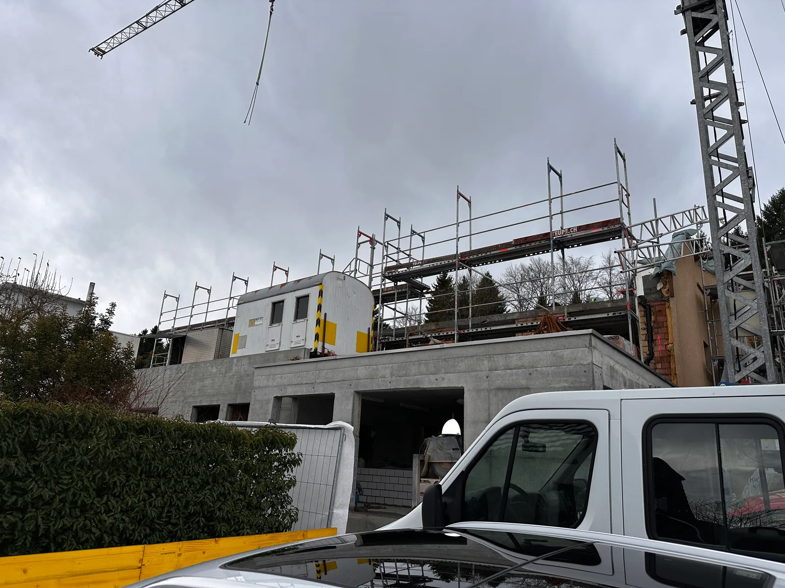 Umbau Feldhaus — Bauphase mit Gerüst und Kran