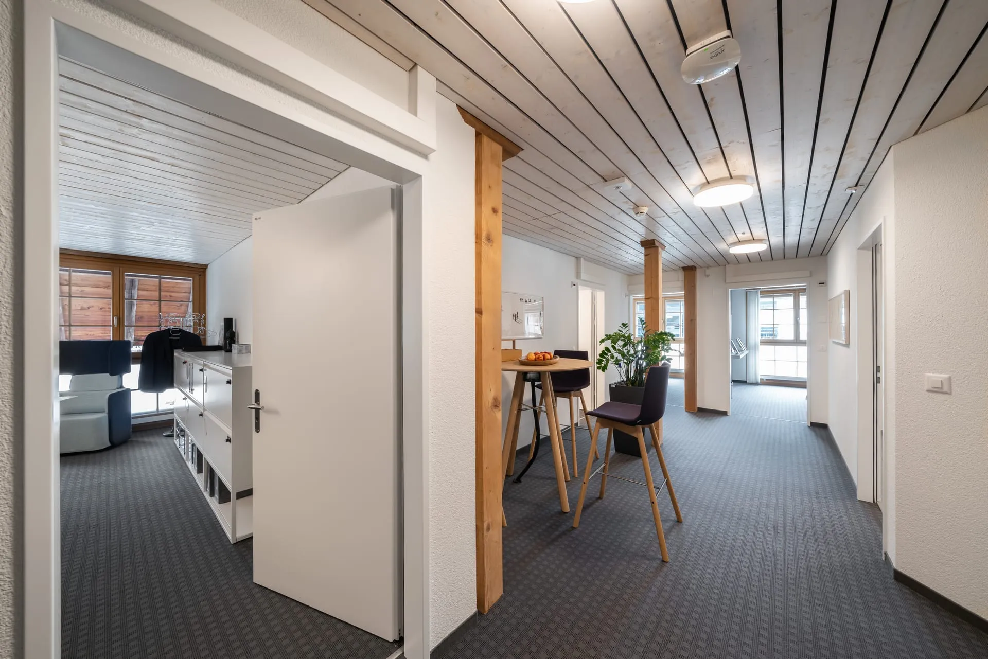 BEKB Köniz — Korridor mit Stehtisch