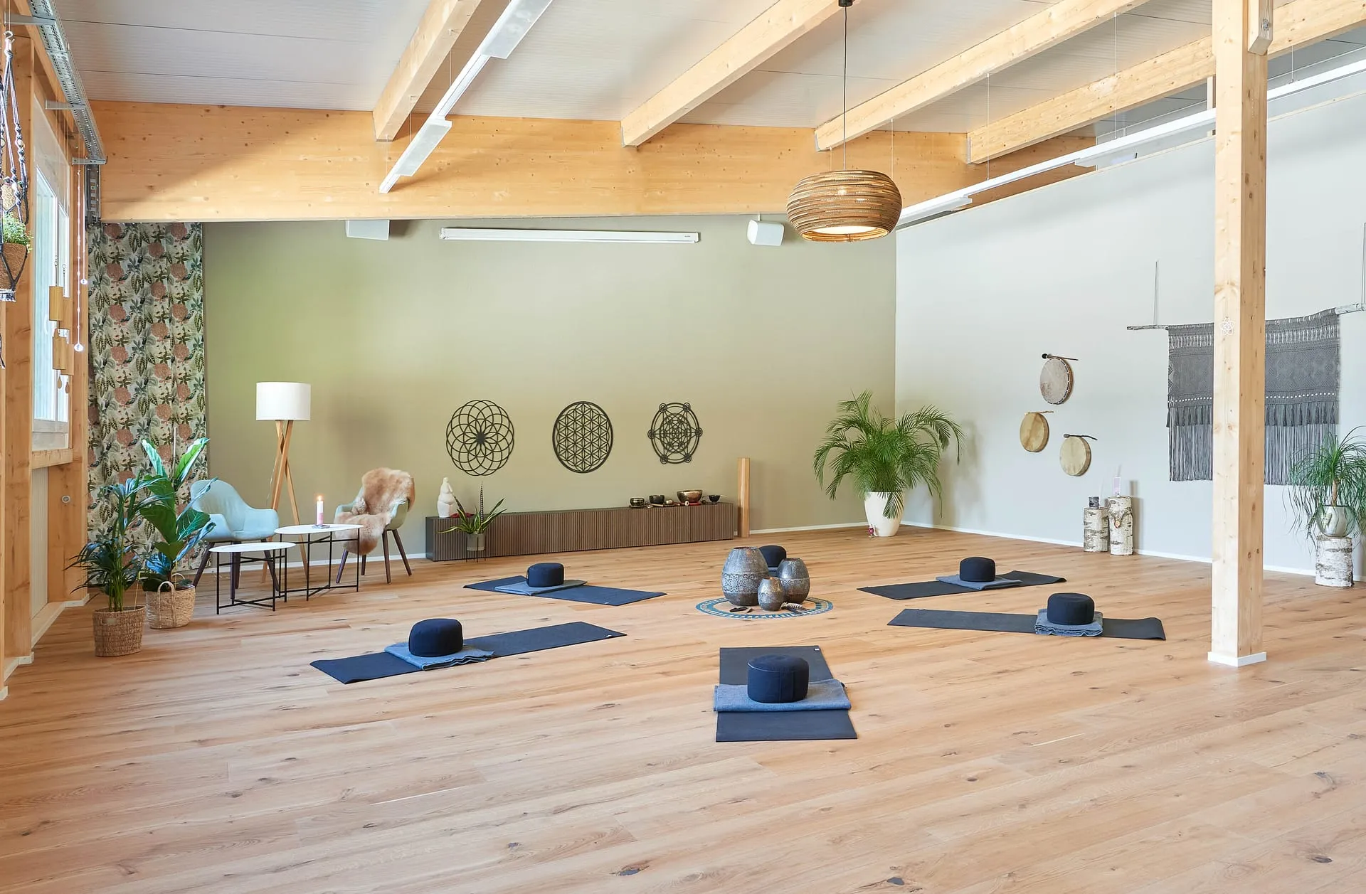 Workspace Willisau — Innenraum mit Holzdecke